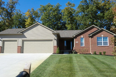 Elegant home design photo in Detroit