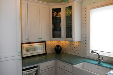 Example of a small classic laundry room design in Minneapolis