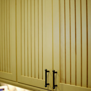 На фото: большие угловые кухни в морском стиле с кладовкой, зеленым фартуком и техникой из нержавеющей стали