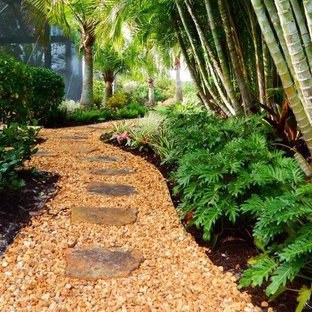 Mittelgroßer, Halbschattiger Kolonialstil Garten neben dem Haus mit Natursteinplatten in Tampa
