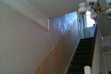 ハンプシャーにあるお手頃価格の中くらいなトラディショナルスタイルのおしゃれな階段の写真