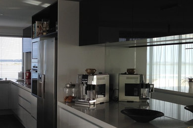 Kitchen - contemporary kitchen idea in Auckland