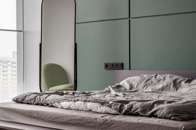 Стильный дизайн: хозяйская спальня среднего размера, в белых тонах с отделкой деревом в современном стиле с зелеными стенами, паркетным полом среднего тона, коричневым полом и акцентной стеной - последний тренд