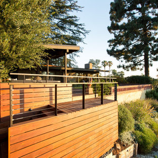 ロサンゼルスの大きいミッドセンチュリースタイルのおしゃれな裏庭のデッキの写真