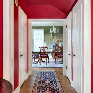 Exempel på en klassisk hall, med röda väggar