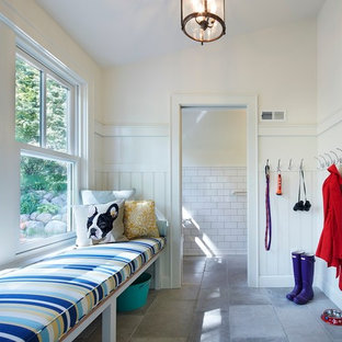 ミネアポリスの中サイズの片開きドアトラディショナルスタイルのおしゃれなマッドルーム (白い壁、ライムストーンの床) の写真