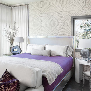 Exemple d'une grande chambre d'amis chic avec un sol en ardoise.