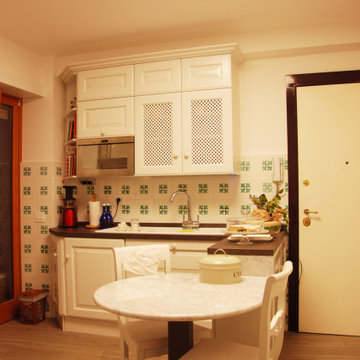 La cucina illuminata a giorno dalla grande lampada a soffitto