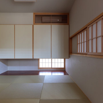 深い軒とグレーの塗り壁が印象的。 現場監督のこだわり詰め込んだ、薪ストーブのある和モダンな家