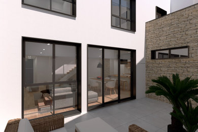 Imagen de patio minimalista de tamaño medio sin cubierta en patio trasero con suelo de baldosas