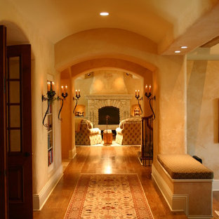 Idéer för att renovera en vintage hall, med beige väggar, mörkt trägolv och orange golv