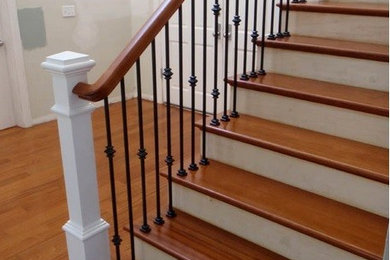 Modelo de escalera en L clásica renovada de tamaño medio con escalones de madera y contrahuellas de madera pintada