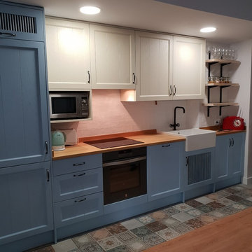 Pequeña cocina celeste y blanca