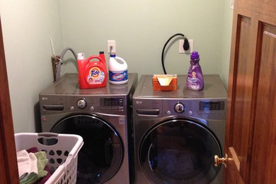 Laundry room - traditional laundry room idea in Boston