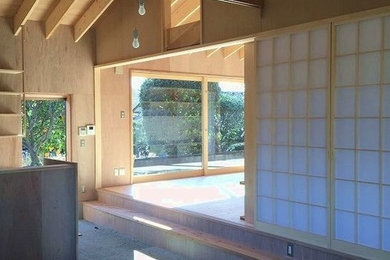 他の地域にあるモダンスタイルのおしゃれなリビングの写真