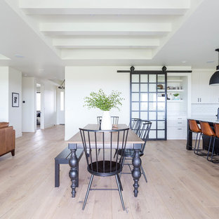 ボイシのカントリー風 LDKの画像 (白い壁、淡色無垢フローリング、ベージュの床)