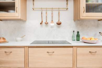 Idéer för att renovera ett mellanstort funkis vit vitt kök, med släta luckor, gula skåp, granitbänkskiva, vitt stänkskydd, svarta vitvaror och vitt golv