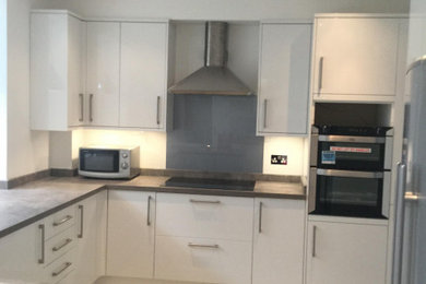 Kitchen - modern kitchen idea in London