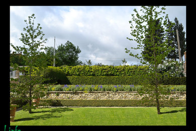 Foto di un giardino formale chic in ombra di medie dimensioni e in cortile in primavera con un ingresso o sentiero e pavimentazioni in pietra naturale