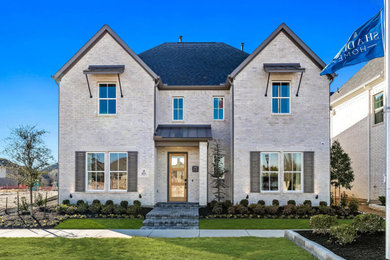 Example of an exterior home design in Dallas