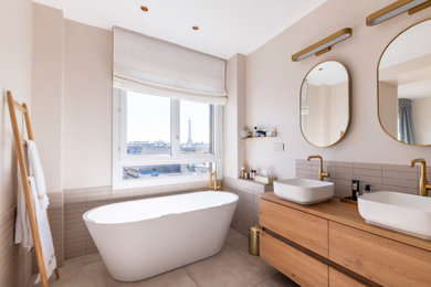 Cette image montre une salle de bain traditionnelle.