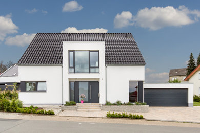 Großes, Einstöckiges Modernes Einfamilienhaus mit Putzfassade, weißer Fassadenfarbe, Satteldach und Ziegeldach in Sonstige