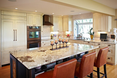 Elegant kitchen photo in Grand Rapids