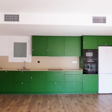 Reforma integral con cocina verde y baños rosa y verde