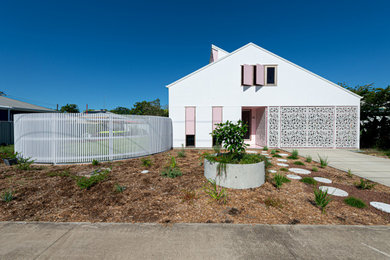 Inspiration för ett litet funkis vitt hus, med två våningar, fiberplattor i betong, sadeltak och tak i metall