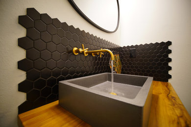 Example of a minimalist bathroom design in Portland