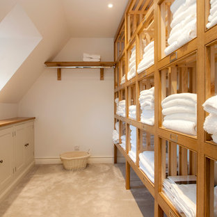 Ejemplo de lavadero de estilo de casa de campo con armarios abiertos y puertas de armario de madera oscura