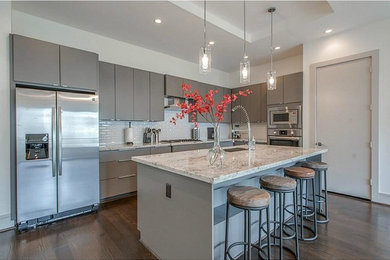 Kitchen - modern kitchen idea in Houston