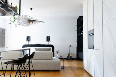 Example of a trendy living room design in Milan