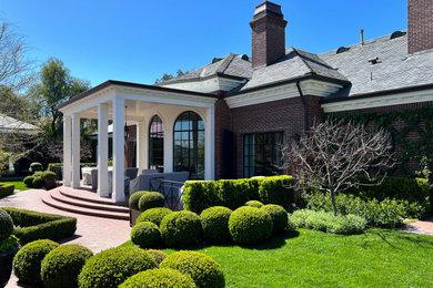 Modelo de fachada de casa gris clásica extra grande de dos plantas con revestimiento de ladrillo, tejado a cuatro aguas y tejado de teja de barro