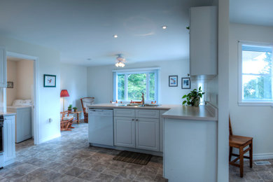 Inspiration for a mid-sized timeless home design remodel in Ottawa