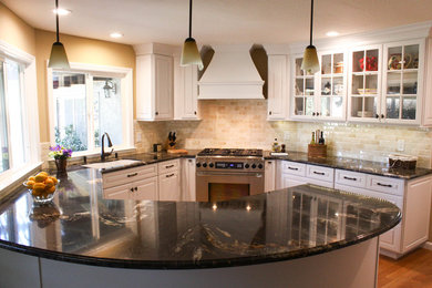 Kitchen - traditional kitchen idea in San Francisco