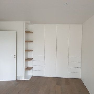 Penderie laqué mat intérieur et exterieur. Etagéres même colorie que le parquet.