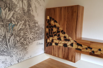 Cette image montre un placard dressing design en bois foncé de taille moyenne avec un placard à porte affleurante.