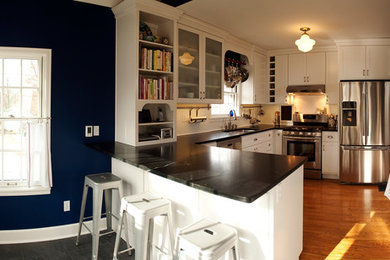Kitchen - traditional kitchen idea in St Louis