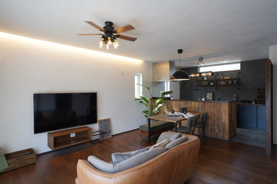 他の地域にあるインダストリアルスタイルのおしゃれなLDK (白い壁、壁掛け型テレビ、茶色い床、茶色いソファ、白い天井) の写真