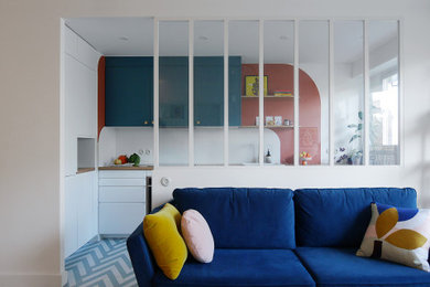 Diseño de salón abierto moderno de tamaño medio con paredes blancas, suelo de madera clara y suelo beige