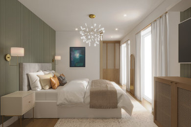 Modelo de dormitorio principal actual de tamaño medio sin chimenea con paredes verdes, suelo de madera clara y panelado