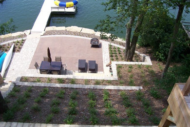 Inspiration for a contemporary landscaping in Cedar Rapids.