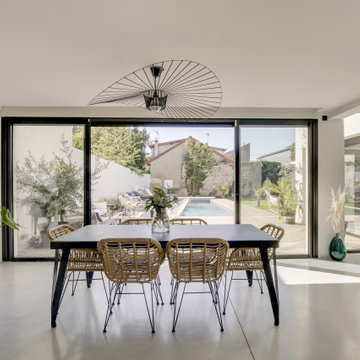 construction d'une maison moderne cubique avec piscine