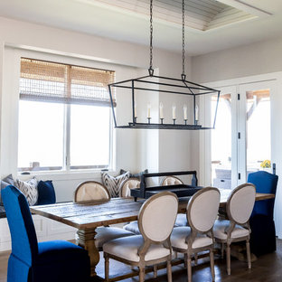 На фото: большая гостиная-столовая в стиле кантри с паркетным полом среднего тона и желтыми стенами без камина с