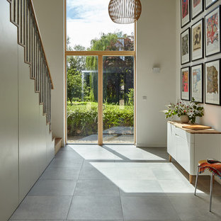 Klassisk inredning av en hall, med vita väggar och grått golv