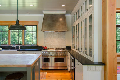 Inspiration for a country kitchen remodel in Burlington