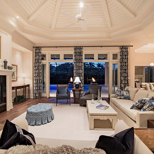 Kolonialstil Wohnzimmer mit gefliester Kaminumrandung Ideen, Design