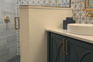 Idéer för ett mellanstort klassiskt vit badrum med dusch, med blå skåp, marmorkakel, vita väggar, skiffergolv, ett fristående handfat, bänkskiva i kvarts, svart golv och dusch med gångjärnsdörr
