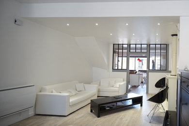 Cette image montre une salle de séjour urbaine de taille moyenne et ouverte avec un mur blanc, un sol en vinyl, une cheminée standard, un manteau de cheminée en pierre et un téléviseur dissimulé.